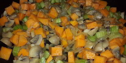 Шаг 2: гречки, томленой с тыквой, грибами, сельдереем и вялеными томатами