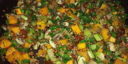 Шаг 5: гречки, томленой с тыквой, грибами, сельдереем и вялеными томатами