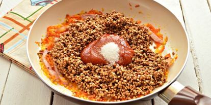 Шаг 1: гречневой каши с беконом на сковороде