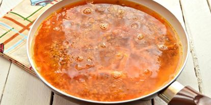 Шаг 2: гречневой каши с беконом на сковороде