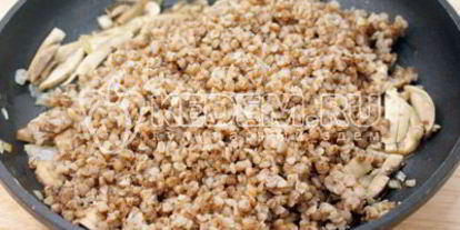 Шаг 2: гречневой каши с грибами
