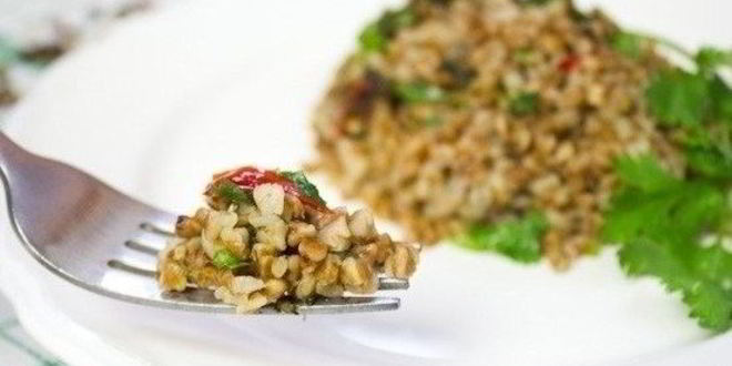 Рецепт гречневой каши со шпинатом и перцем чили