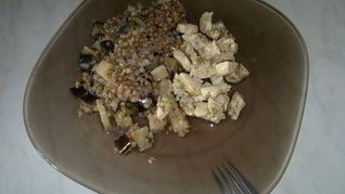 Рецепт Куриных грудок с шалфеем и гречка с сельдеерем и баклажаном