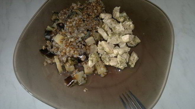 Рецепт Куриных грудок с шалфеем и гречка с сельдеерем и баклажаном