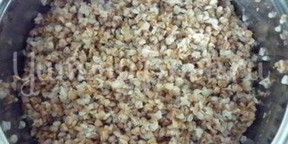 Шаг 11: печени с морковью и зеленью и гречка на гарнир