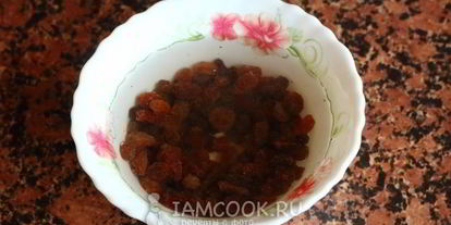 Шаг 3: каши дружба с сушеными яблоками и изюмом