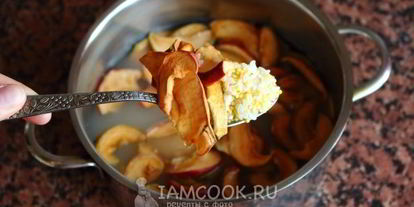 Шаг 4: каши дружба с сушеными яблоками и изюмом