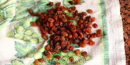 Шаг 5: каши дружба с сушеными яблоками и изюмом