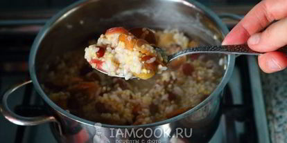 Шаг 7: каши дружба с сушеными яблоками и изюмом