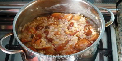 Шаг 8: каши дружба с сушеными яблоками и изюмом