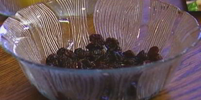 Шаг 1: кукурузной каши с грушей, изюмом и клюквой