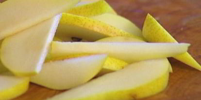 Шаг 2: кукурузной каши с грушей, изюмом и клюквой