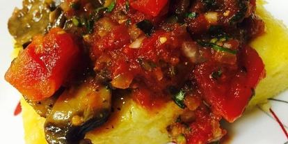 Шаг 14: поленты под соусом из грибов и томатов