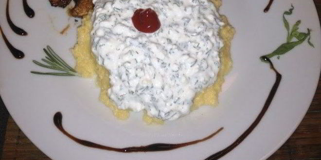 Рецепт поленты с творожным соусом и зеленью