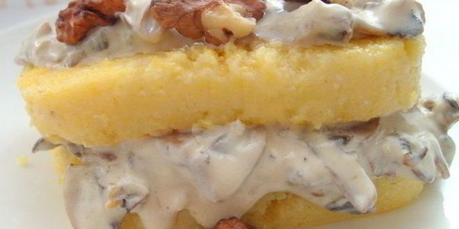 Рецепт поленты, жаренной с грибами и соусом дор блю