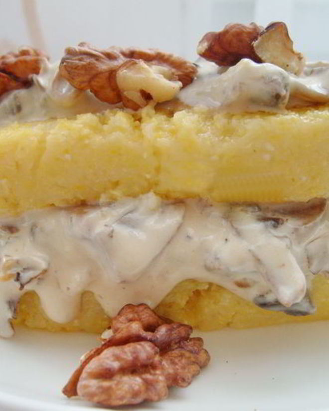 Рецепт поленты, жаренной с грибами и соусом дор блю