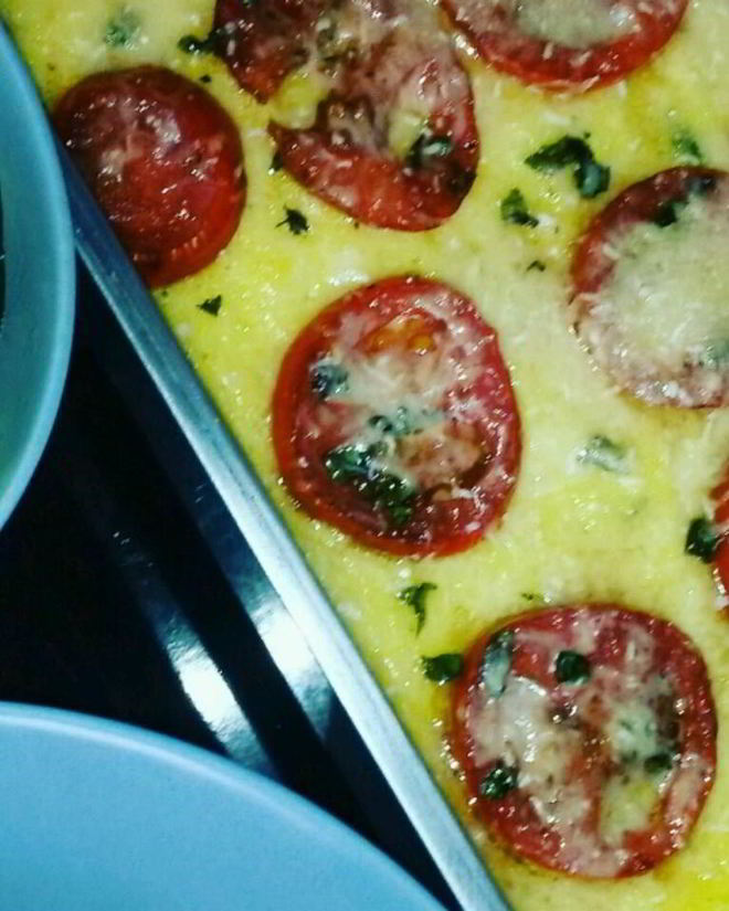 Рецепт запеченной кукурузной каши с помидорами и сыром