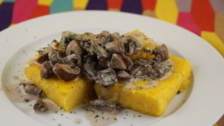 Рецепт Жареной поленты в соусе из лесных грибов и чеснока
