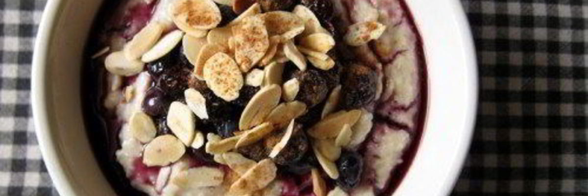 Рецепт Овсяной каши с душистыми пряностями и черничным компотом