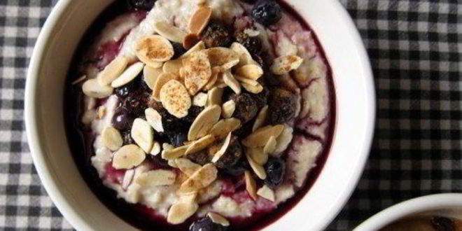 Рецепт Овсяной каши с душистыми пряностями и черничным компотом