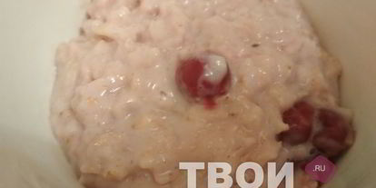 Шаг 2: овсяной каши на молоке с вишней