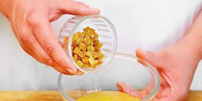 Шаг 2: овсяной каши с изюмом и персиками