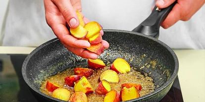 Шаг 4: овсяной каши с изюмом и персиками