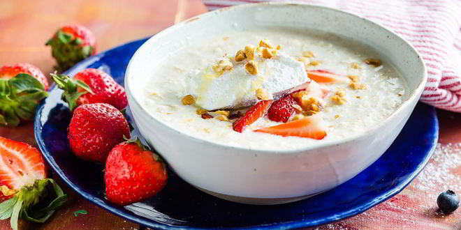 Рецепт Овсяной каши с клубникой и фундуком