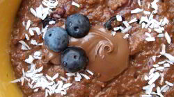 Рецепт Овсяной каши с шоколадом, голубикой и кокосовой стружкой