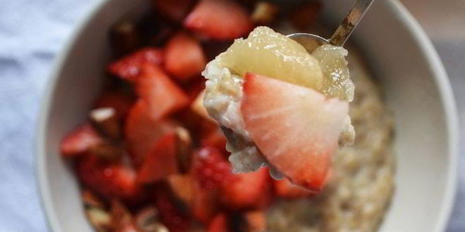 Рецепт овсяной каши с ванилью, жареным миндалем и клубникой