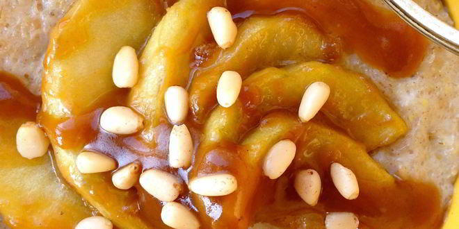 Рецепт овсяной каши с яблоком и соленой карамелью