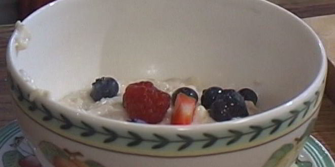 Рецепт Овсяной каши с ягодами и сухофруктами