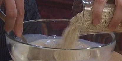 Шаг 2: овсяной каши с ягодами и сухофруктами