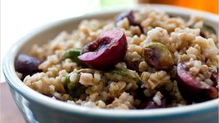 Рецепт Овсяной каши с ягодно-фисташковым соусом