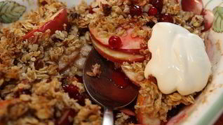 Рецепт Овсянки с яблоками, клюквой и орехами пекан