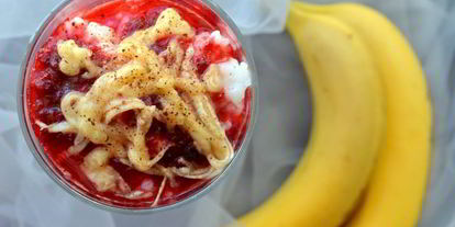 Шаг 4: рисовой каши с брусничным сиропом и бананом