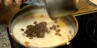 Шаг 10: рисовой каши с изюмом и молоком