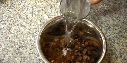 Шаг 3: рисовой каши с изюмом и молоком