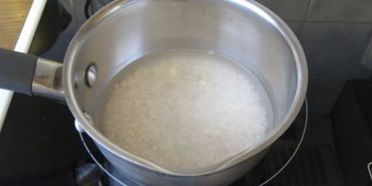 Шаг 2: рисовой каши с клубникой и кокосовым молоком