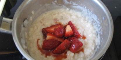 Шаг 4: рисовой каши с клубникой и кокосовым молоком