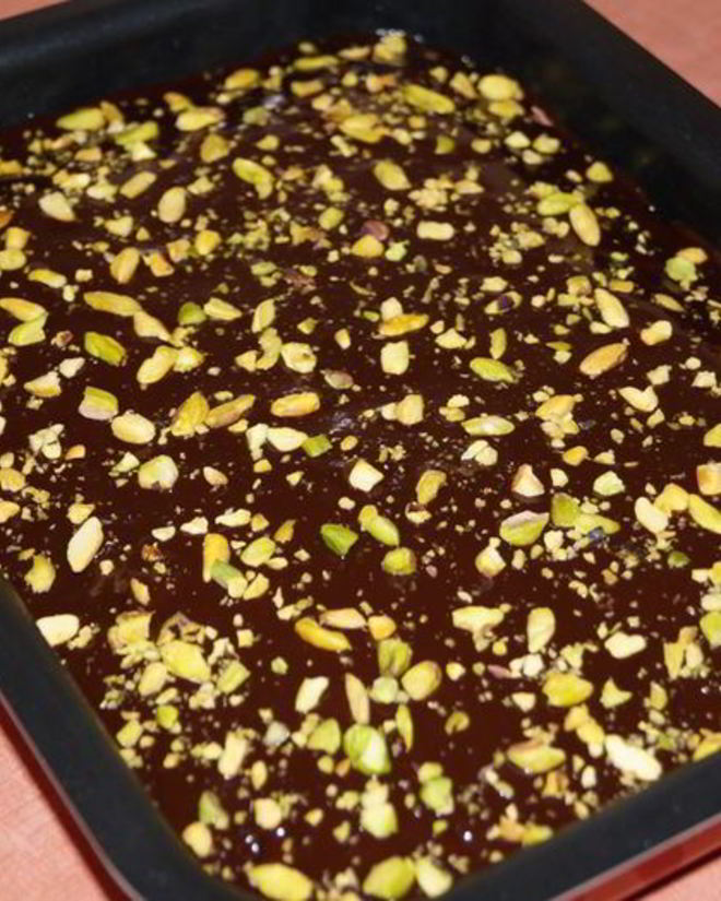 Рецепт брауни с фисташками и шоколадной глазурью с кленовым сиропом