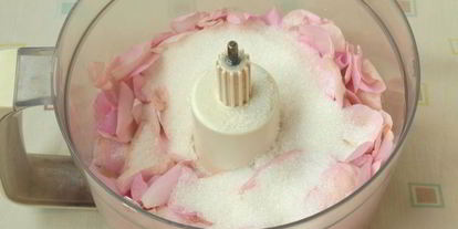 Шаг 1: чайной розы перетертой с сахаром