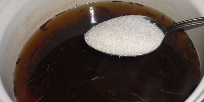 Шаг 3: холодного зеленого чая с ромашкой и мелиссой