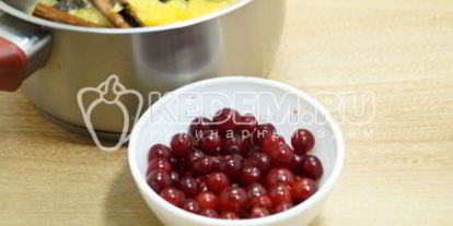 Шаг 1: глинтвейна из белого вина с апельсином и клюквой