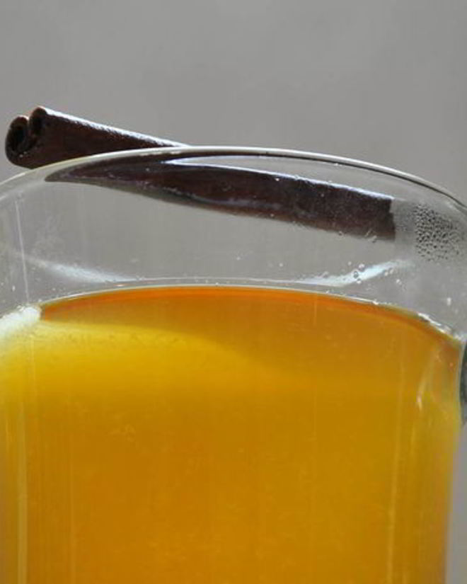 Рецепт горячего яблочного напитка со специями и сливочным маслом