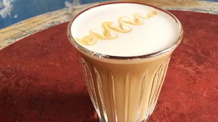 Рецепт Кофе с молоком, гречишным медом и ванильной солью