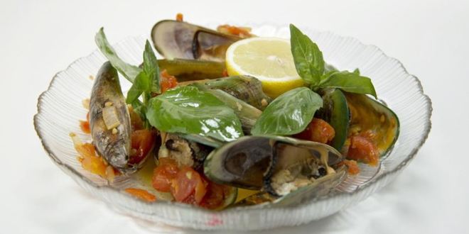 Рецепт Мидий в томатном соусе и коктейль хуго