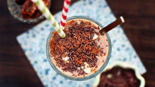Рецепт Молочного коктейля с орехами и карамелью