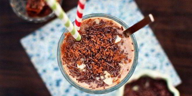 Рецепт молочного коктейля с орехами и карамелью