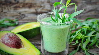 Рецепт Авокадо-смузей с тархуном и йогуртом